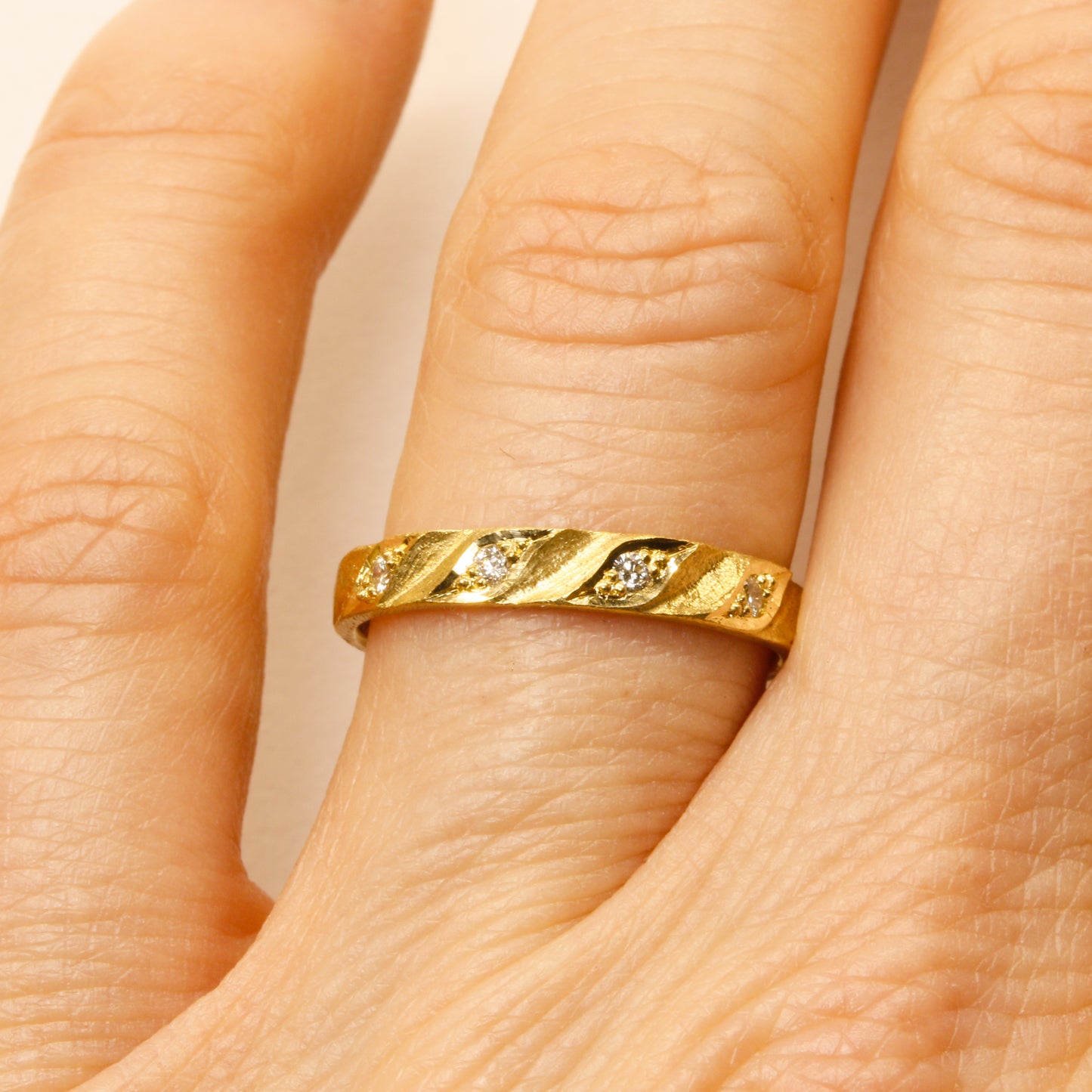 18ct gold & diamond stacking leaf band