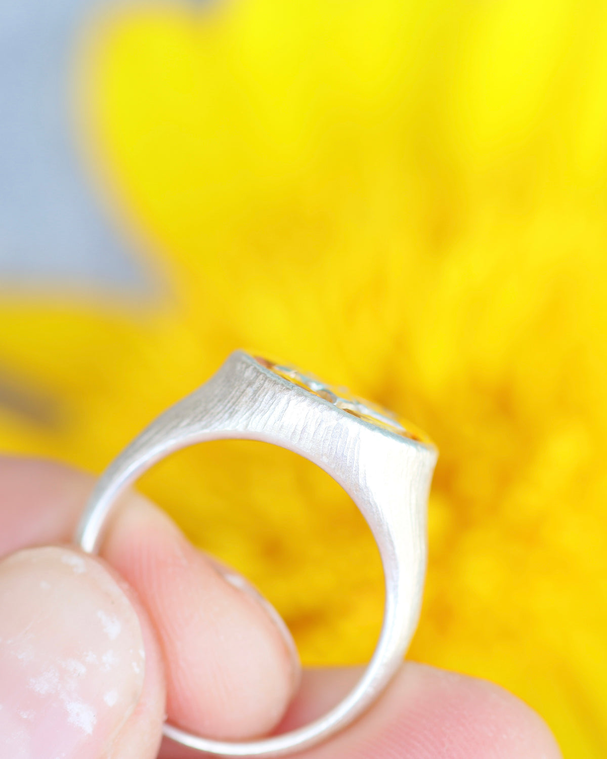 Buoyant ring in yellow sapphires