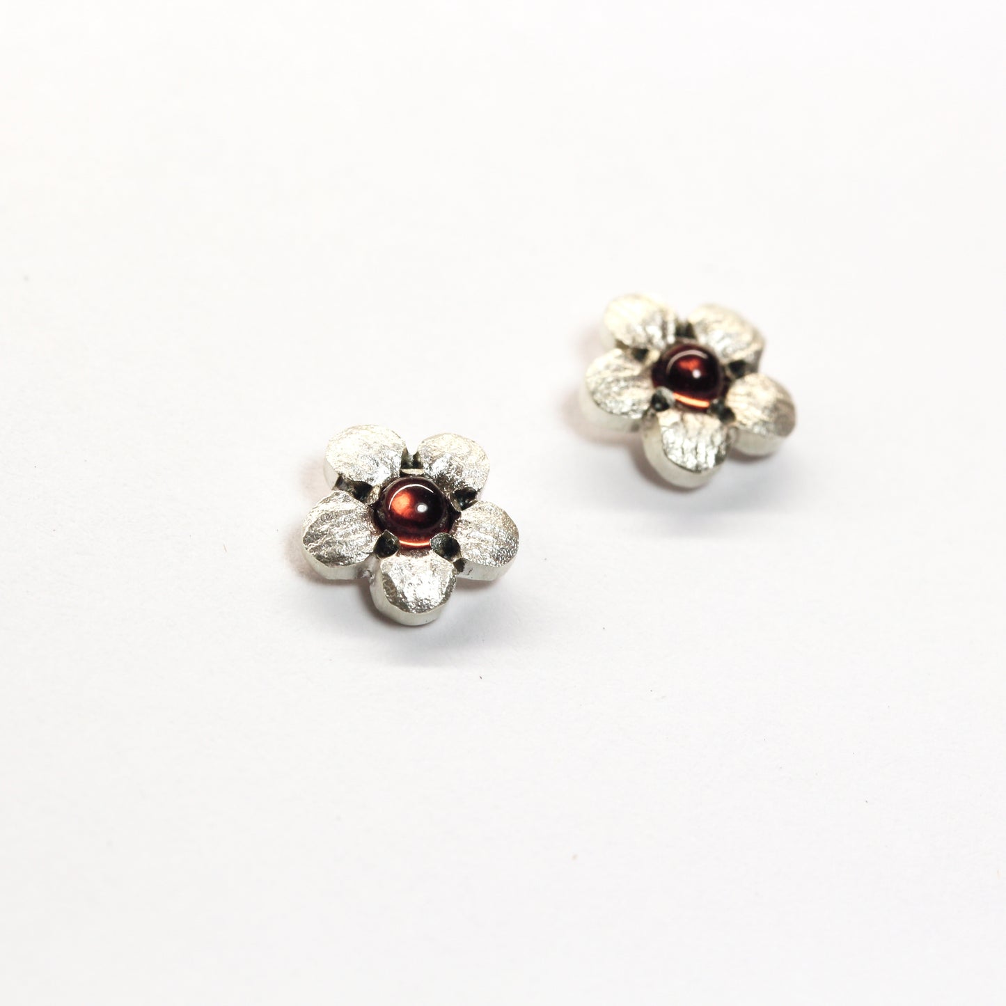 Mānuka studs with garnets